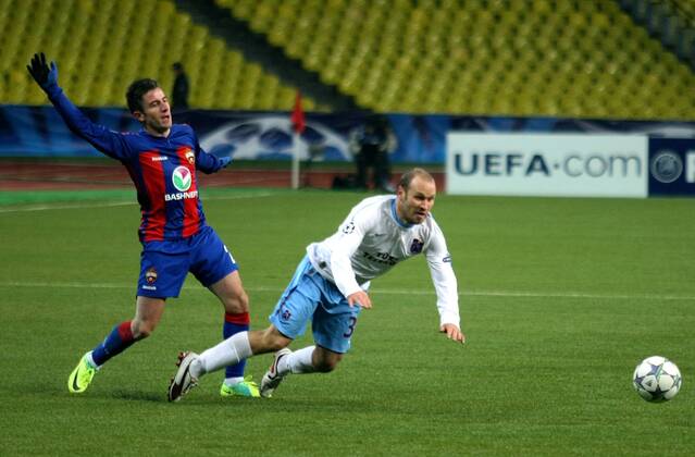 Moscow. 18 oct. 2011. CHAMPIONS LEAGUE 2011-2012, CSKA Moscow - Trabzonspor: 21. TOSIC Zoran (CSKA), 30.Serkan Balci (Trabzonspor AS). 