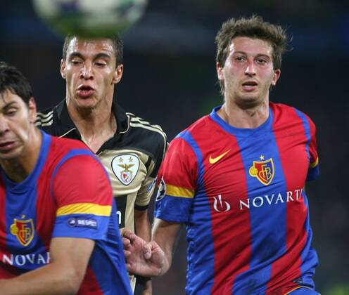 18.10.2011 Fussball Herren UEFA Champions League Saison 2011 2012 Stadion St.Jakob. FC Basel - Benfica Lissabon.0:2 Bild zeigt Rodrigo ( Benfica Lissabon) li.. gegen David Abraham ( FC Basel) Aktion Zweikampf