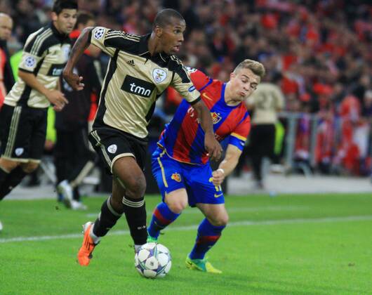 18.10.2011 Fussball Herren UEFA Champions League Saison 2011 2012 Stadion St.Jakob. FC Basel - Benfica Lissabon.0:2 Bild zeigt Emerson ( Benfica Lissabon) li. gegen Xherdan Shaqiri ( FC Basel) Aktion Zweikampf