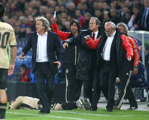 18.10.2011 Fussball Herren UEFA Champions League Saison 2011 2012 Stadion St.Jakob. FC Basel - Benfica Lissabon.0:2 Bild zeigt Coach Jorge Jesus li. ( Benfica Lissabon) Aktion Zweikampf