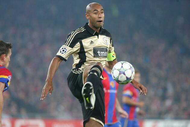 18.10.2011 Fussball Herren UEFA Champions League Saison 2011 2012 Stadion St.Jakob. FC Basel - Benfica Lissabon.0:2 Bild zeigt Luisao ( Benfica Lissabon) Aktion Einzelbild Freisteller