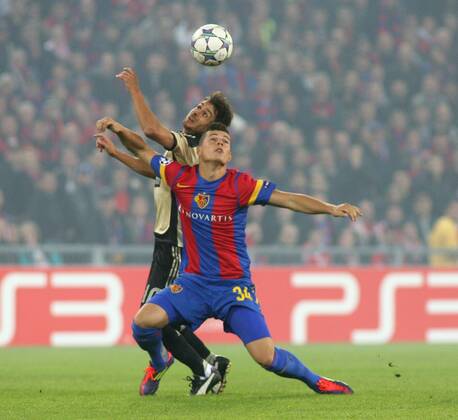 18.10.2011 Fussball Herren UEFA Champions League Saison 2011 2012 Stadion St.Jakob. FC Basel - Benfica Lissabon.0:2 Bild zeigt Granit Xhaka ( FC Basel) vorne gegen Pablo Aimar ( Benfica Lissabon) Aktion Zweikampf 