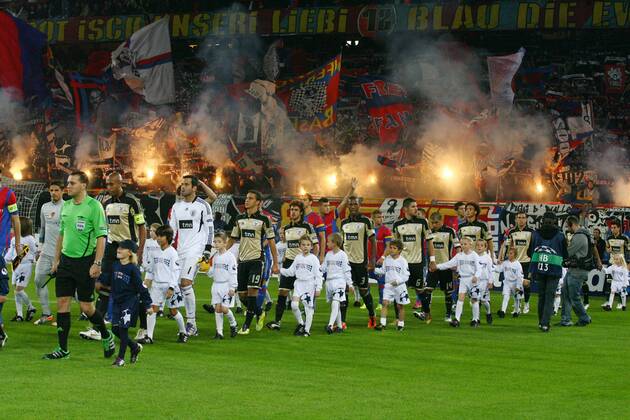 18.10.2011 Fussball Herren UEFA Champions League Saison 2011 2012 Stadion St.Jakob. FC Basel - Benfica Lissabon.0:2 Bild zeigt Beide Team laufen aufs Spielfeld , Fans machen Stimmung Aktion Feuerwerk Flaggen Fahnen Zuschauer