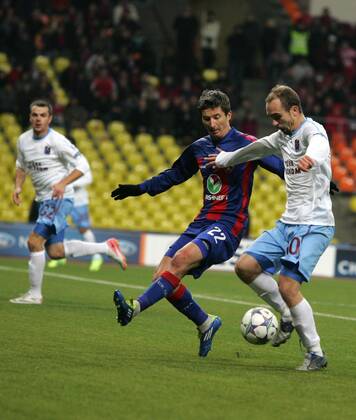 Moscow. 18 oct. 2011. CHAMPIONS LEAGUE 2011-2012. CSKA Moscow - TRABZONSPOR: 10.Adrian Mierzejewski (Trabzonspor AS) vs 22. ALDONIN Evgeny (CSKA).