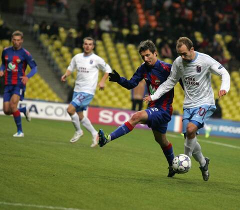Moscow. 18 oct. 2011. CHAMPIONS LEAGUE 2011-2012. CSKA Moscow - TRABZONSPOR: 10.Adrian Mierzejewski (Trabzonspor AS) vs 22. ALDONIN Evgeny (CSKA).