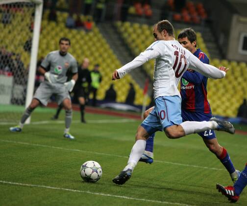 Moscow. 18 oct. 2011. CHAMPIONS LEAGUE 2011-2012. CSKA Moscow - TRABZONSPOR: 10.Adrian Mierzejewski (Trabzonspor AS) vs 22. ALDONIN Evgeny (CSKA).