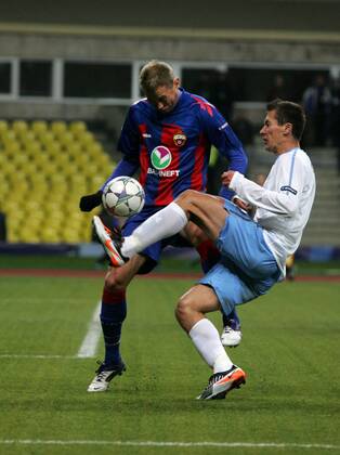 Moscow. 18 oct. 2011. CHAMPIONS LEAGUE 2011-2012. CSKA Moscow - TRABZONSPOR: 24. BEREZUTSKII Vasili (CSKA) vs 5.Marek Cech (Trabzonspor AS).