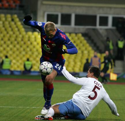 Moscow. 18 oct. 2011. CHAMPIONS LEAGUE 2011-2012. CSKA Moscow - TRABZONSPOR: 24. BEREZUTSKII Vasili (CSKA) vs 5.Marek Cech (Trabzonspor AS).