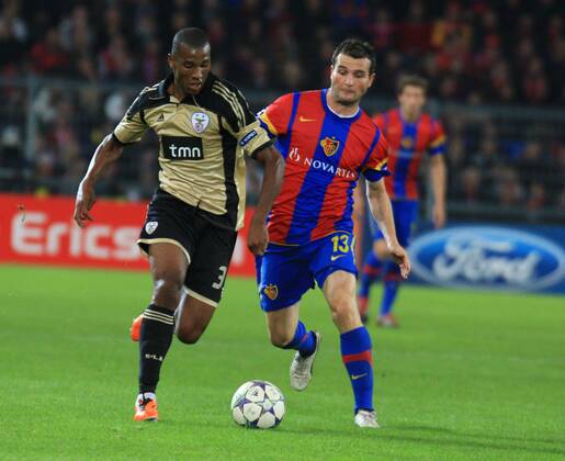18.10.2011 Fussball Herren UEFA Champions League Saison 2011 2012 Stadion St.Jakob. FC Basel - Benfica Lissabon.0:2 Bild zeigt Alexander Frei ( FC Basel) re. gegen Emerson Aktion Zweikampf