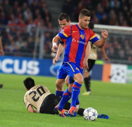 18.10.2011 Fussball Herren UEFA Champions League Saison 2011 2012 Stadion St.Jakob. FC Basel - Benfica Lissabon.0:2 Bild zeigt Markus Steinhöfer (FC Basel) .gegen Nicolas Gaitan ( Benfica Lissabon) am Aktion Zweikampf Boden