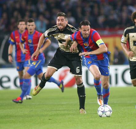 18.10.2011 Fussball Herren UEFA Champions League Saison 2011 2012 Stadion St.Jakob. FC Basel - Benfica Lissabon.0:2 Bild zeigt Marco Streller ( FC Basel) re. gegen Javi Garcia ( Benfica Lissabon) Aktion Zweikampf