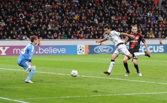 19-10-2011, Fussball, Saison 2011-2012, UEFA Champions League, Vorrunde, 3. Spieltag, BAYER 04 LEVERKUSEN - FC VALENCIA Jonas (2, v.li., Valencia) erzielt gegen Torhüter Bernd Leno (Bayer 04 Leverkusen) das Tor zum 0-1, rechts Michal Kadlec (Bayer 04 Leverkusen)
