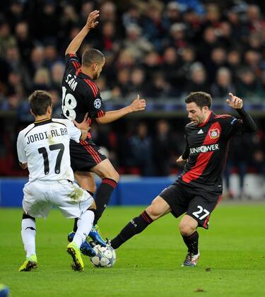 FUSSBALL CHAMPIONS LEAGUE SAISON 2011 2012 Bayer 04 Leverkusen - FC Valencia 19.10.2011 Sidney SAM (Mitte) und Gonzalo CASTRO (re, beide Leverkusen) spielen gegen sich selbst und Jordi Alba (li, Valencia) 