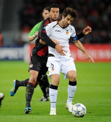 FUSSBALL CHAMPIONS LEAGUE SAISON 2011 2012 Bayer 04 Leverkusen - FC Valencia 19.10.2011 David ALBELDA (re, Valencia) gegen Michael BALLACK (li, Leverkusen) 