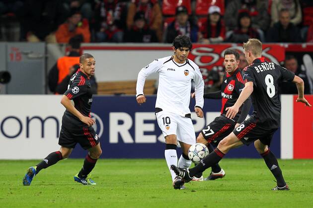 Fußball Champions League Bayer Leverkusen - FC Valencia am 19.10.2011 in der BayArena in Leverkusen v.l.n.r. Sidney Sam ( Leverkusen ) - Ever Banega ( Valencia ) - Gonzalo Castro ( Leverkusen ) - Lars Bender ( Leverkusen )