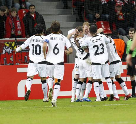 Deutschland, Herren Fussball, UEFA Champions League Vorrunde Bayer 04 Leverkusen vs. Valencia CF 19.10.2011, Bayarena Leverkusen , Valencia jubeln,