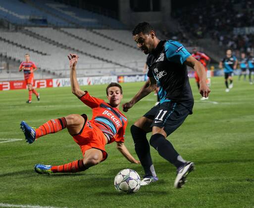 Marseilles Cesar Azpilicueta tussles with Arsenals Andre Santos UEFA Champions League Group F, Olympique Marseille - Arsenal FC London EDITORIAL USE ONLY. No use with unauthorised audio, video, data, fixture lists, club league logos or live services. Online in-match use limited to 120 images, no video emulation. No use in betting, games or single club league player publications.