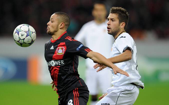 FUSSBALL CHAMPIONS LEAGUE SAISON 2011 2012 Bayer 04 Leverkusen - FC Valencia 19.10.2011 Sidney SAM (li, Leverkusen) gegen Jordi Alba (re, Valencia) 