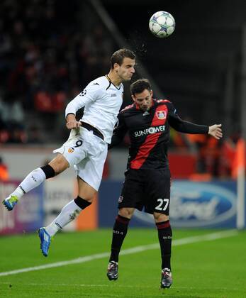 FUSSBALL CHAMPIONS LEAGUE SAISON 2011 2012 Bayer 04 Leverkusen - FC Valencia 19.10.2011 Roberto SOLDADO (li, Valencia) gegen Gonzalo CASTRO (re, Leverkusen) 