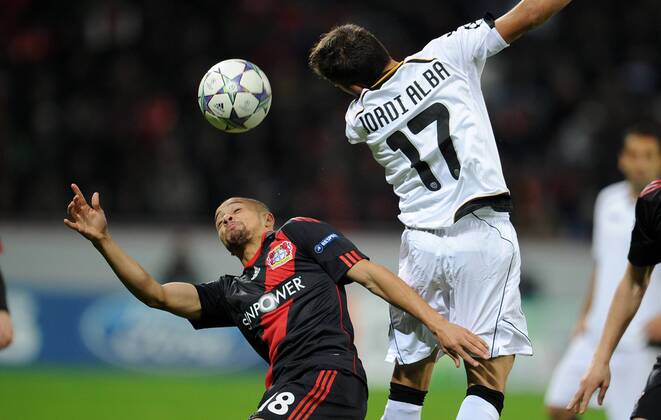 FUSSBALL CHAMPIONS LEAGUE SAISON 2011 2012 Bayer 04 Leverkusen - FC Valencia 19.10.2011 Sidney SAM (li, Leverkusen) gegen Jordi Alba (re, Valencia) 