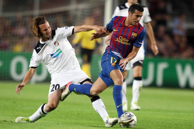 FC Barcelona - FC Viktoria Plzen, Barcelona s Pedro Rodriguez and Viktoria Plzen Petr Jiracek fight for the during the Champions group H match xTatixQuinonesx  ActionPlus20198873 Content restricted for UK based newspaper