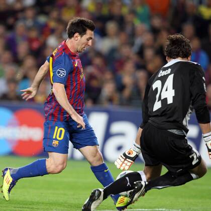 FC Barcelona - FC Viktoria Plzen, Barcelona s Lionel Messi and Viktoria Plzen Marek Cech fight for the during the Champions group H match xTatixQuinonesx  ActionPlus20198878 Content restricted for UK based newspaper