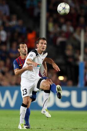 FC Barcelona - FC Viktoria Plzen, Barcelona s Javier Mascherano and Viktoria Plzen Marek Bakos fight for the during the Champions group H match xTatixQuinonesx  ActionPlus20198879 Content restricted for UK based newspaper