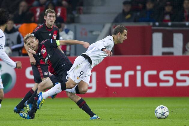 Simon ROLFES (li., LEV) gegen Roberto SOLDADO (Valencia), Aktion, Zweikampf, Fussball Champions League, Vorrunde 3. Spieltag, Bayer Leverkusen (LEV) - FC Valencia (Valencia), am 19.10.2011 in Leverkusen Deutschland