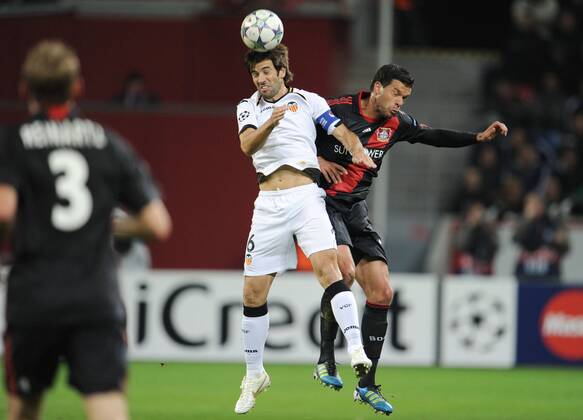 19-10-2011, Fussball, Saison 2011-2012, UEFA Champions League, Vorrunde, 3. Spieltag, BAYER 04 LEVERKUSEN - FC VALENCIA Michael Ballack (Bayer 04 Leverkusen), re., im Duell gegen David Albelda (Valencia)