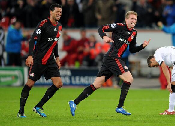 FUSSBALL CHAMPIONS LEAGUE SAISON 2011 2012 Bayer 04 Leverkusen - FC Valencia 19.10.2011 Andre SCHUERRLE (re) und Michael BALLACK (li, beide Leverkusen) jubeln nach dem Tor zum 2:1 