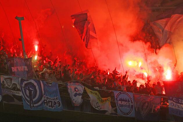 DONETSK, OCTOBER 20, 2011. Zenit s fans setting off firecrackers during a UEFA Champions League Group G match of Zenit St. Petersburg at Donbass Arena Stadium.  RE0F0629 o0 Totale bengalisches Feuer Bengalfeuer Pyrotechnik Objekte Plakat Fanplakat Transparent