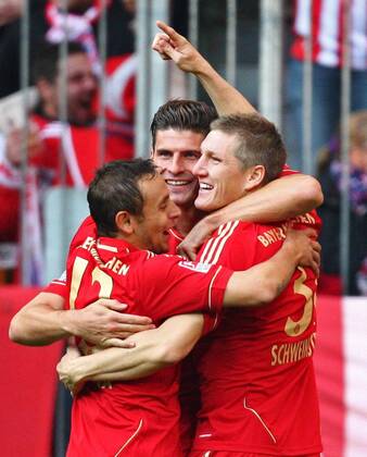 Mario GOMEZ schiesst das Tor zum 1-0 und jubelt mit RAFINHA, Bastian SCHWEINSTEIGER FC BAYERN MÜNCHEN - 1. FC NÜRNBERG Fussball 1. Bundesliga , München, am 29.10.2011 11.Spieltag,11.Spieltag11, Saison 2011 2012, Saison1112 , Liga01, 1.Liga, 1.Bundesliga, FCB, München, Nürnberg, FCN