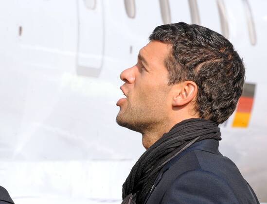 Lahr Schwarzwald, 30.10.2011 Fussball Champions League Abflug, Bayer Leverkusen vom Black Forest Airport Lahr nach Valencia zum Champions League-Spiel FC Valencia - Bayer Leverkusen am Di 1.11.2011 Michael BALLACK, Bayer Leverkusen beim Einsteigen in den Flieger. Der am Freitagabend gebrochene Nase ist fast nichts anzusehen.