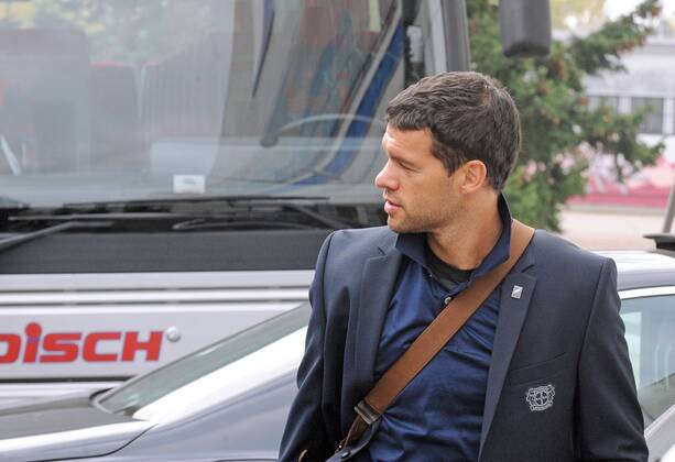 Lahr Schwarzwald, 30.10.2011 Fussball Champions League Abflug, Bayer Leverkusen vom Black Forest Airport Lahr nach Valencia zum Champions League-Spiel FC Valencia - Bayer Leverkusen am Di 1.11.2011 Michael BALLACK, Bayer Leverkusen auf dem Weg von Bus zur Abflugshalle. Der gebrochene Nase ist fast nichts anzusehen.