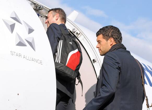 Lahr Schwarzwald, 30.10.2011 Fussball Champions League Abflug, Bayer Leverkusen vom Black Forest Airport Lahr nach Valencia zum Champions League-Spiel FC Valencia - Bayer Leverkusen am Di 1.11.2011 Michael BALLACK, Bayer Leverkusen beim Einsteigen in den Flieger. Der am Freitagabend gebrochene Nase ist fast nichts anzusehen.