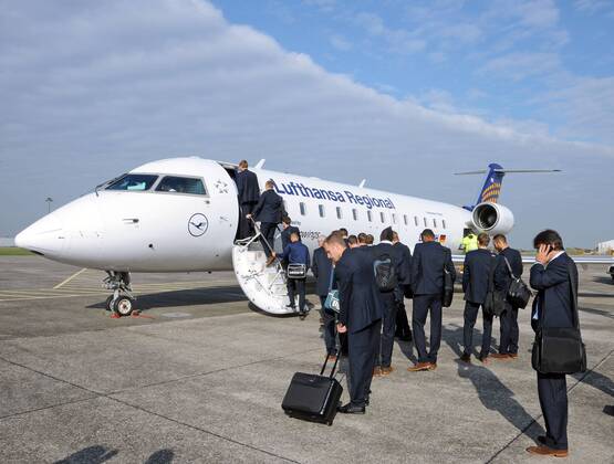 Lahr Schwarzwald, 30.10.2011 Fussball Champions League Abflug, Bayer Leverkusen vom Black Forest Airport Lahr nach Valencia zum Champions League-Spiel FC Valencia - Bayer Leverkusen am Di 1.11.2011