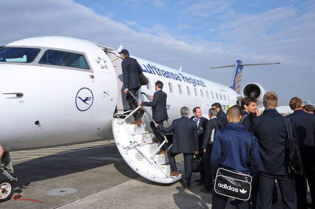 Lahr Schwarzwald, 30.10.2011 Fussball Champions League Abflug, Bayer Leverkusen vom Black Forest Airport Lahr nach Valencia zum Champions League-Spiel FC Valencia - Bayer Leverkusen am Di 1.11.2011