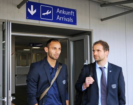 Lahr Schwarzwald, 30.10.2011 Fussball Champions League Abflug, Bayer Leverkusen vom Black Forest Airport Lahr nach Valencia zum Champions League-Spiel FC Valencia - Bayer Leverkusen am Di 1.11.2011 v.li. Ömer TOPRAK, Bayer Leverkusen und Co-Trainer Marco LANGNER, Bayer Leverkusen