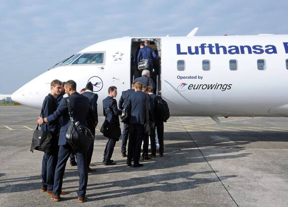 Lahr Schwarzwald, 30.10.2011 Fussball Champions League Abflug, Bayer Leverkusen vom Black Forest Airport Lahr nach Valencia zum Champions League-Spiel FC Valencia - Bayer Leverkusen am Di 1.11.2011