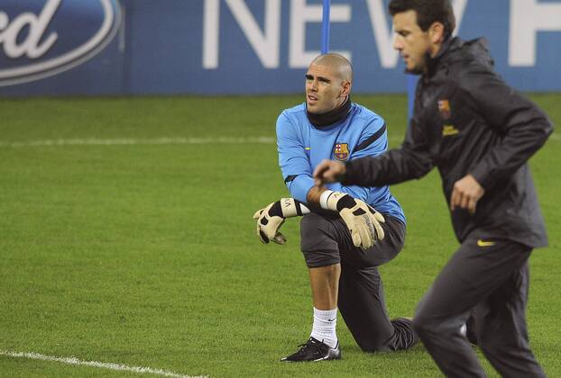 Victor Valdes of FC Barcelona, left, pictured during the training in Prague, Czech Republic, on Monday, October 31, 2011. FC Barcelona plays Viktoria Plzen in UEFA Champions League Group H match on Tuesday. (CTKxPhoto KaterinaxSulova)  CTKPhoto815201110310948701