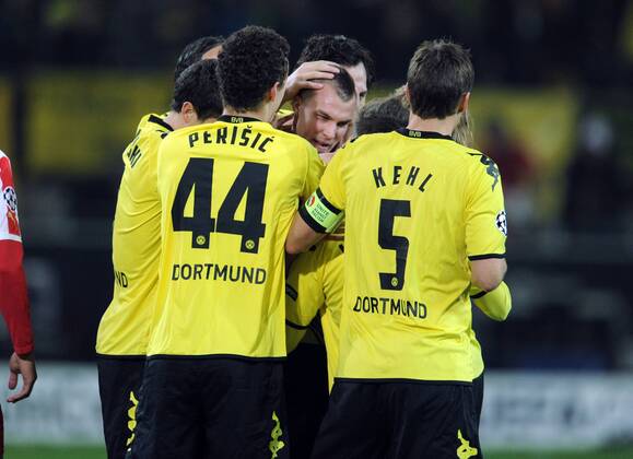 01-11-2011, Fussball, Saison 2011-2012, UEFA Champions League, Gruppenphase, 4. Spieltag, BORUSSIA DORTMUND - OLYMPIAKOS PIRÄUS Kevin Großkreutz (Borussia Dortmund), mi., wird nach seinem Tor zum 1-0 von seinen Mitspielern gefeiert