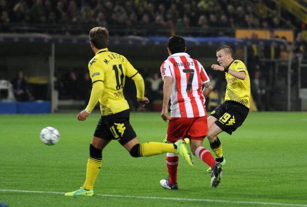 01-11-2011, Fussball, Saison 2011-2012, UEFA Champions League, Gruppenphase, 4. Spieltag, BORUSSIA DORTMUND - OLYMPIAKOS PIRÄUS Kevin Großkreutz (Borussia Dortmund), re., erzielt mit diesem Schuss das Tor zum 1-0
