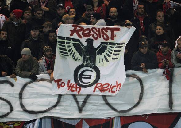 Fussball, Saison 2011-2012, UEFA Champions League, Gruppenphase, 4. Spieltag, OLYMPIAKOS PIRÄUS Fans mit Anti Deutschland Transparent: RESSIST TO 4TH REICH Dortmund o00 Politik