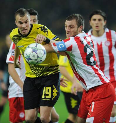 FUSSBALL CHAMPIONS LEAGUE SAISON 2011 2012 Borussia Dortmund - Olympiakos Piräus 01.11.2011 Kevin GROSSKREUTZ (li, Dortmund) gegen Avraam PAPADOPOULOS (re, Piräus) 