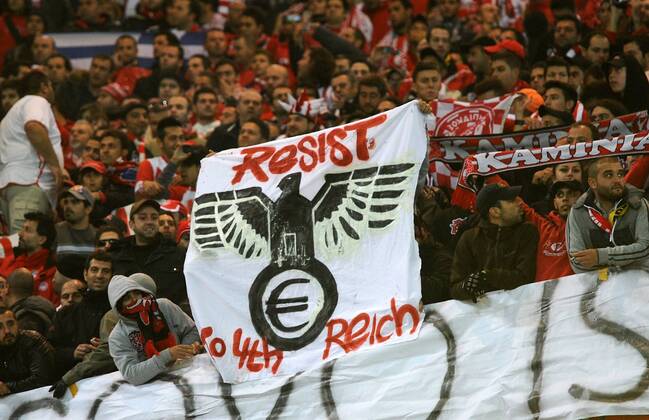 Fussball, Saison 2011-2012, UEFA Champions League, Gruppenphase, 4. Spieltag, OLYMPIAKOS PIRÄUS Fans mit Anti Deutschland Transparent: RESSIST TO 4TH REICH  Dortmund o00 Politik
