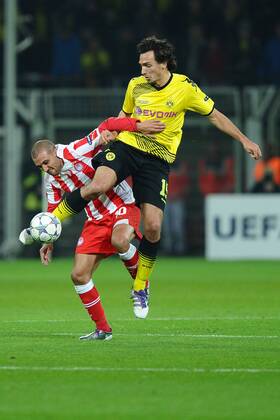 Fußball Champions League Borussia Dortmund - Olympiakos Piräus am 01.11.2011 im Signal Iduna Park in Dortmund Rafik Djebbour ( Piräus ), links - Mats Hummels ( Dortmund ), rechts