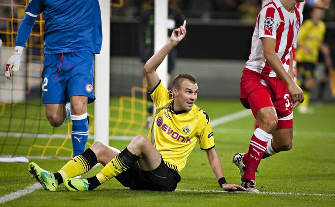 Dortmund, 01.11.2011, Signal-Iduna-Park Kevin Grosskreutz (BvB) zeigt nach oben Borussia Dortmund - Olympiakos Piräus