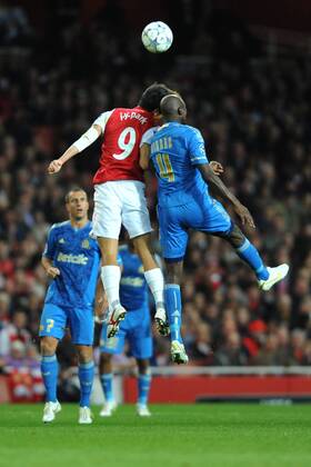 01.11.2011, London, England. Arsenal s Park Chu-Young and Marseille s Alou Diarra In action during the UEFA Champions League Group F football match between Arsenal and Olympique Marseille from France, played at The Emirates Stadium. Mandatory credit: ActionPlus xStevexButlerx  ActionPlus11217880 Content restricted for UK based newspaper