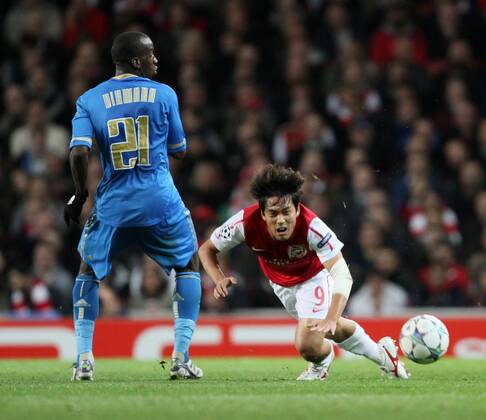 Arsenals Park Ju-Young gets tripped by Marseilles Souleymane Diawara UEFA Champions League Group F, Arsenal FC London - Olympique Marseille EDITORIAL USE ONLY. No use with unauthorised audio, video, data, fixture lists, club league logos or live services. Online in-match use limited to 120 images, no video emulation. No use in betting, games or single club league player publications.