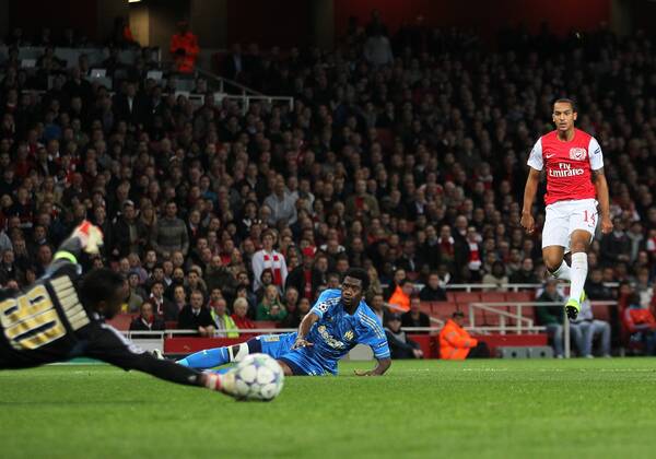 Arsenals Theo Walcoott sess his early shot saved by Marseilles Steve Mandanda UEFA Champions League Group F, Arsenal FC London - Olympique Marseille EDITORIAL USE ONLY. No use with unauthorised audio, video, data, fixture lists, club league logos or live services. Online in-match use limited to 120 images, no video emulation. No use in betting, games or single club league player publications.